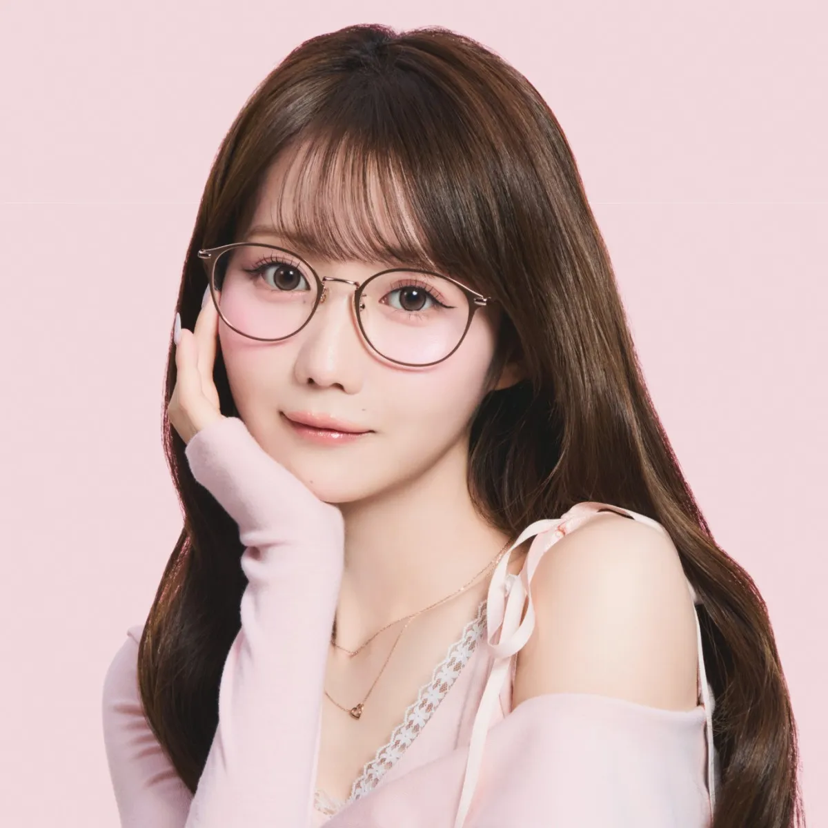 かけるだけで“ビジュ盛れ”「中顔面短縮メガネ」発売　＝LOVE大谷映美里がイメージモデルに就任