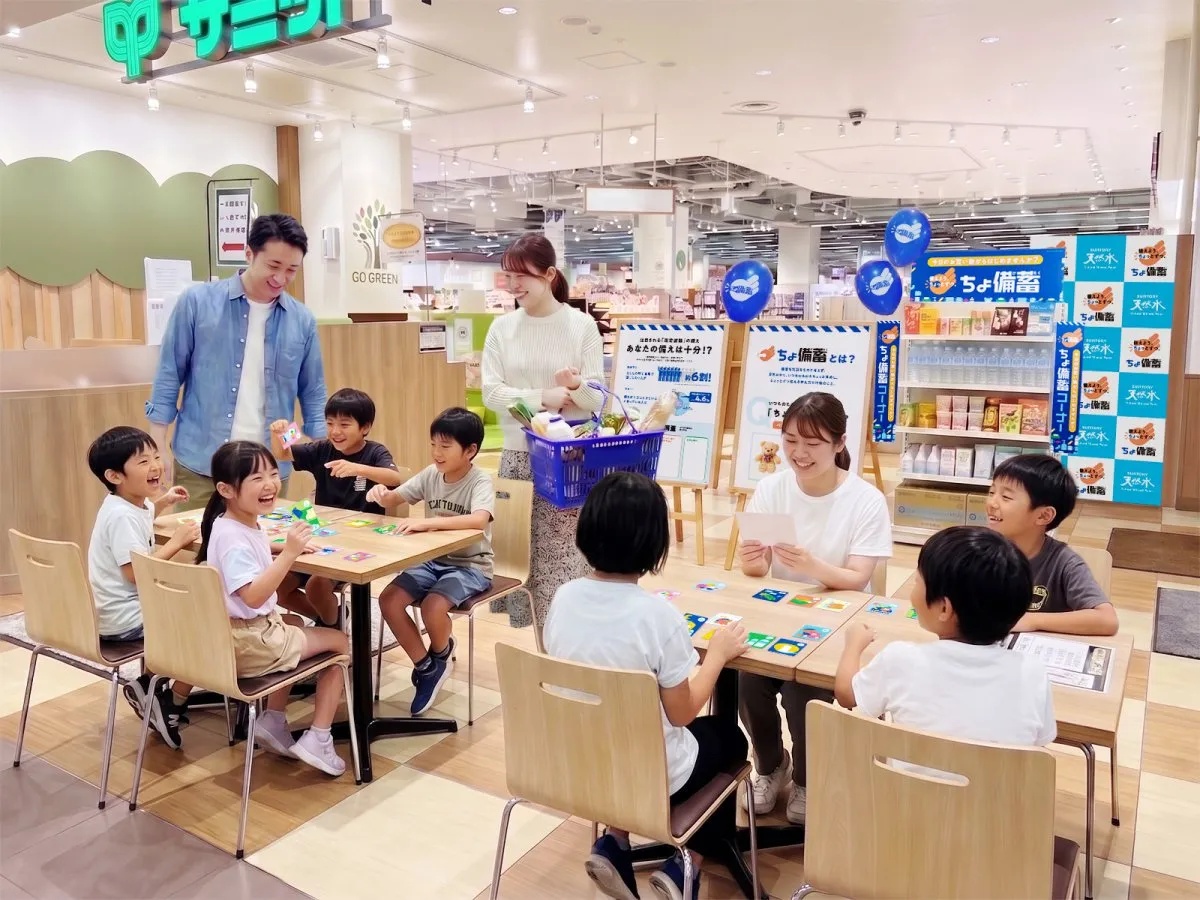 サントリー天然水「ちょ備蓄」プロジェクト、スーパー店内で親子向け体験イベント開催　食品・日用品メーカー7社と協働
