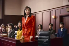 綾瀬はるか、赤いスーツで法廷に立つ　“日本初”のハラスメント裁判描く『ファーストボイス』場面写真