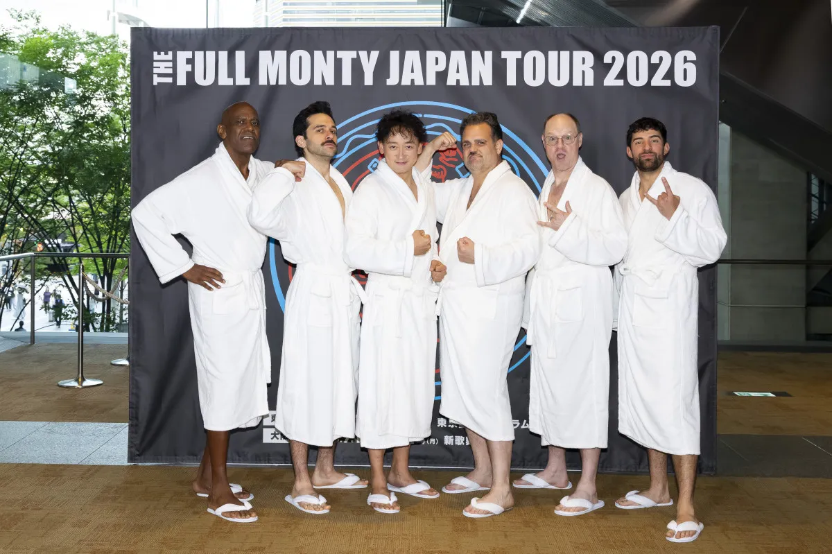 山本耕史、バスローブ姿で会見に　日米合作『フル・モンティ』で「すべてをさらけ出します」