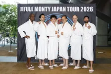 山本耕史、バスローブ姿で会見に　日米合作『フル・モンティ』で「すべてをさらけ出します」