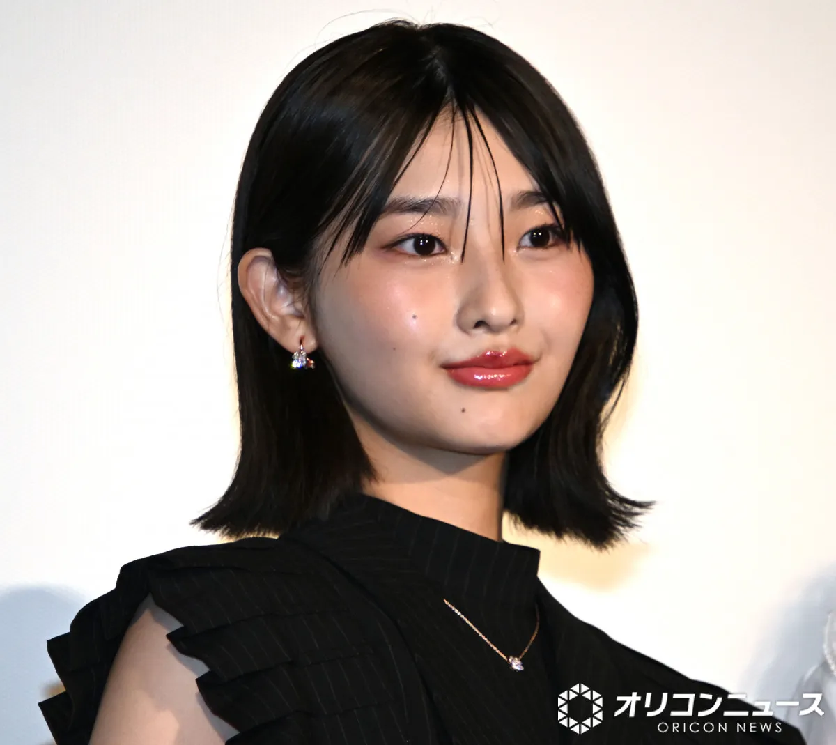 佐月絵美、あいさつ順に困惑「ウイカさんの後は…」　スカートの真ん中がくり抜かれた特徴的な衣装で登場