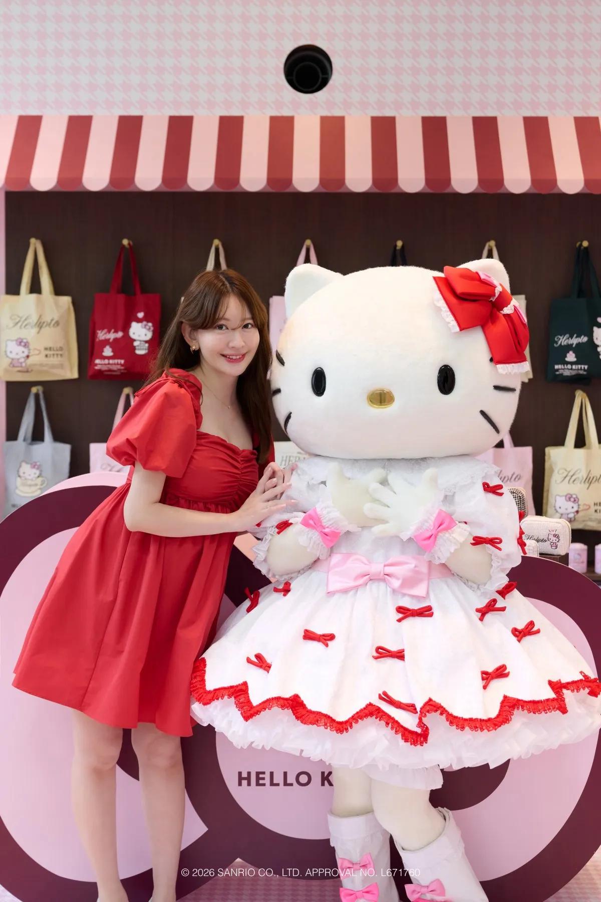 Her lip to×HELLO KITTY、ポップアップがオープン　キティ＆小嶋陽菜の2ショット公開