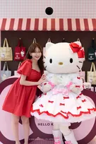 Her lip to×HELLO KITTY、ポップアップがオープン　キティ＆小嶋陽菜の2ショット公開