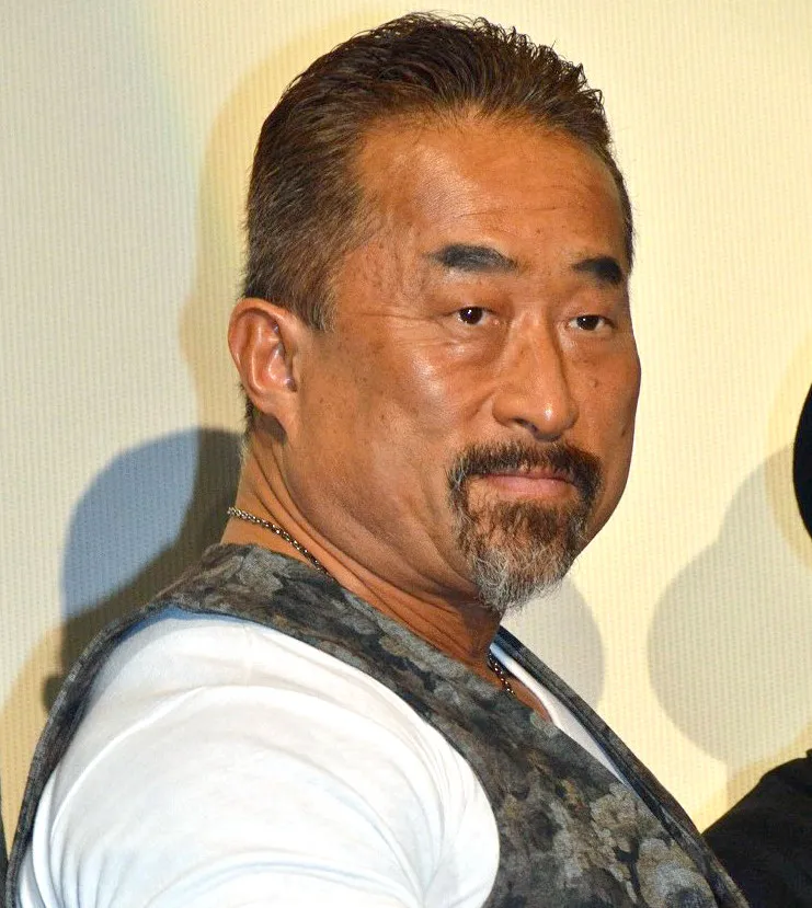 角田信朗『ちいかわ』島二郎ポーズにネットざわつく「そっくり」「首の角度も完璧に再現」