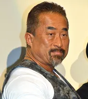 角田信朗『ちいかわ』島二郎ポーズにネットざわつく「そっくり」「首の角度も完璧に再現」