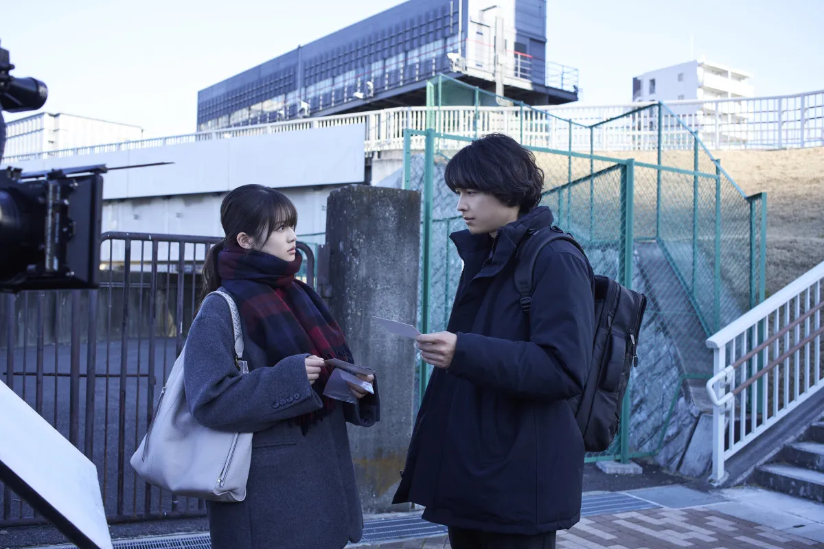松村北斗＆今田美桜、禁断のバディ結成の瞬間を体現　『白鳥とコウモリ』現場レポート到着