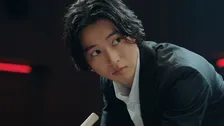 山﨑賢人、“ロボット卓球”対決で華麗なスマッシュ　持ち前の身体能力披露