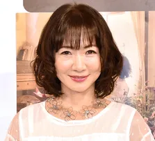 平松愛理、転倒で顎と後頭部を負傷　顎は20針近く縫う…スタッフが報告「まだまだ激痛なはず」