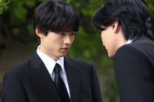 『告白－25年目の秘密－』爽太（松村北斗）に殺人事件の濡れ衣　麻里子（岡崎紗絵）はおびえた目に