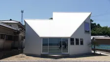長崎市内の新居、近未来な外観で災害対策　室内の明るさ対策に100円ショップ活用【住人十色】