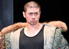 桜庭大翔、勝手に舞台『龍が如く』キャストの筋肉品評会を開催「ステキな背中」「この胸筋！」