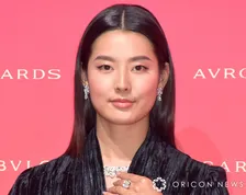 すみれ、美ウエストのぞく“驚きシルエット”のトップス姿に注目集まる「センスの塊です」「それ、どーなってんの？」「下がとても気になるw」