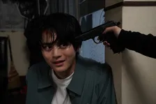 鈴鹿央士、『藁にもすがる獣たち』撮影現場Vlog公開　本編では森七菜に銃口を向けられ絶体絶命