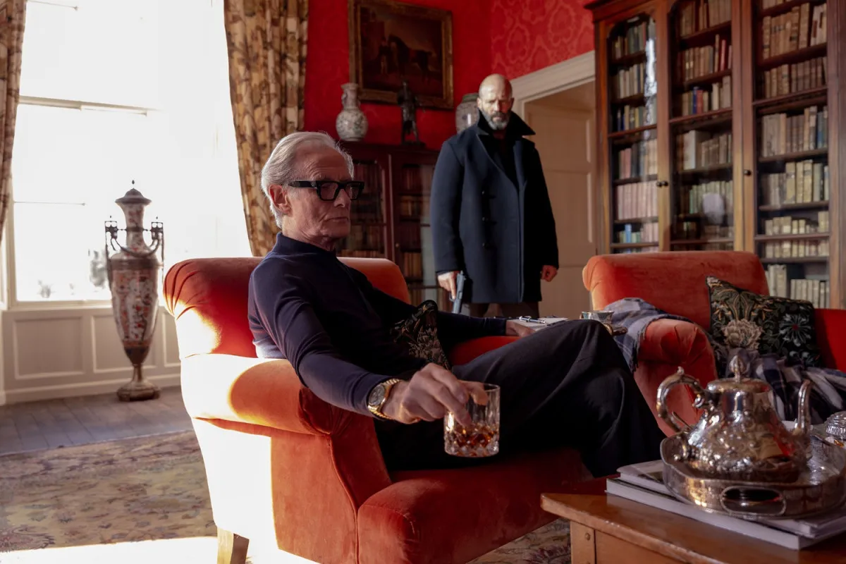 ビル・ナイ、ステイサム愛とスーツ愛が止まらない　『シェルター』ではパジャマ姿を拒否