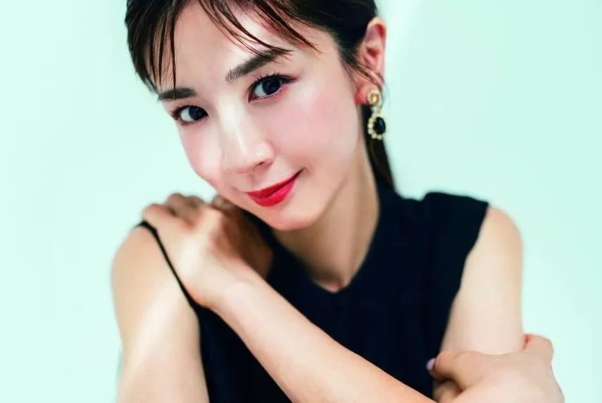 49歳・ほしのあき、フワフワの白ミニワンピでしゃがみ美太ももあらわ「昔と全然変わらず可愛いし、顔小さしいし、スタイル良いしで…」