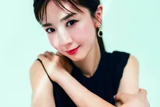49歳・ほしのあき、フワフワの白ミニワンピでしゃがみ美太ももあらわ「昔と全然変わらず可愛いし、顔小さしいし、スタイル良いしで…」