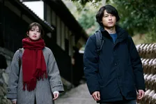 【白鳥とコウモリ】松村北斗“和真”＆今田美桜“美令”、協力関係を決意する本編映像解禁　事件の真相を追う場面写真も