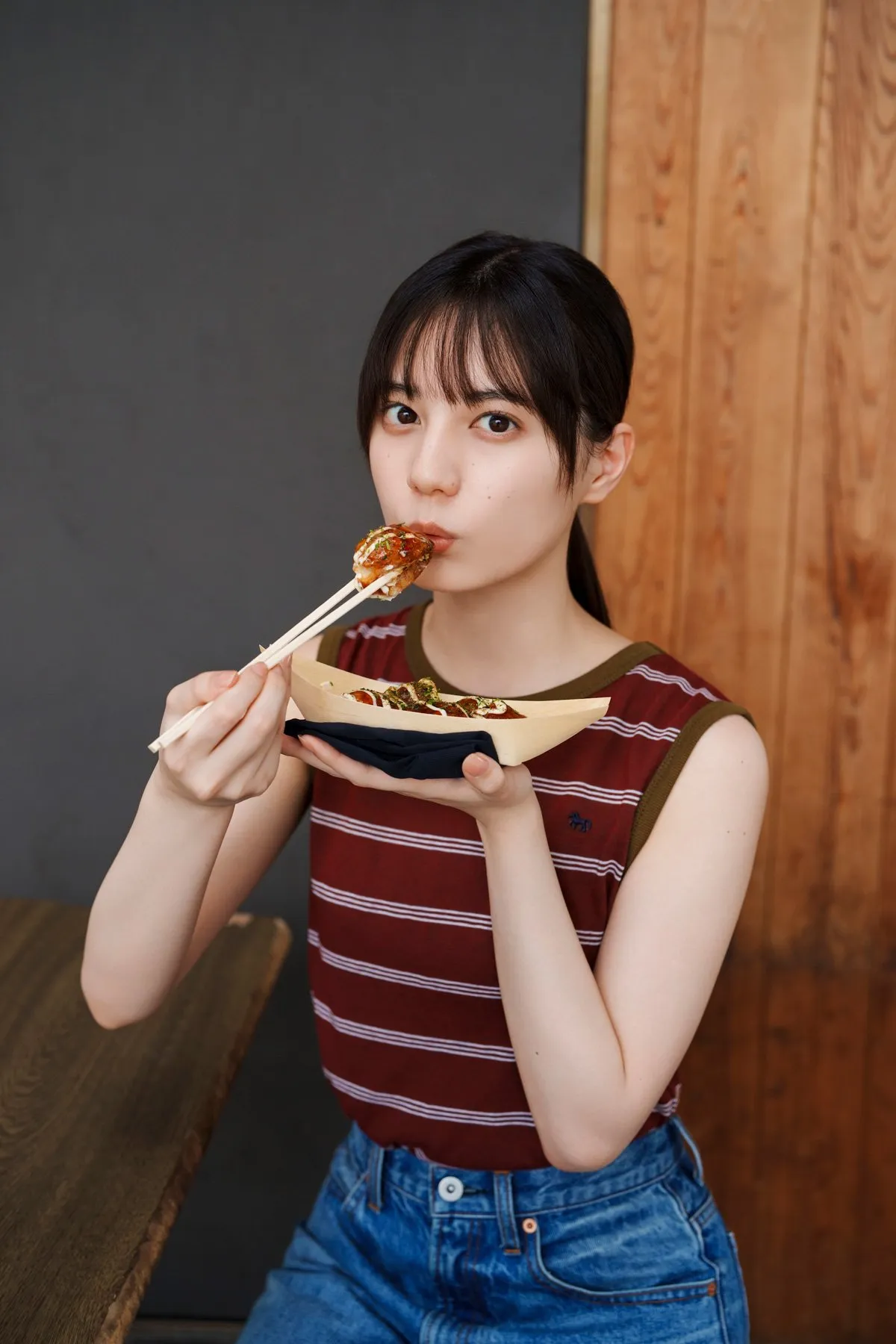 日向坂46・小坂菜緒、故郷・大阪でたこ焼きを頬張るリラックスした表情