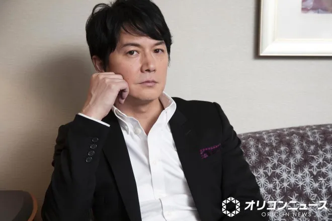 「刺激が強すぎ」福山雅治、裸で横たわる“バキバキ背筋”ショット公開「この肉体美はヤバい」「すごい鍛えてかっこいい」