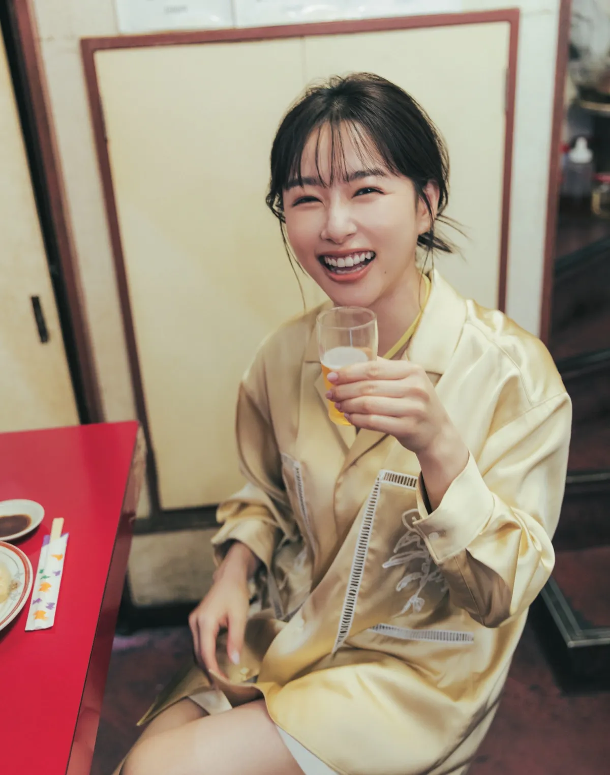 桜井日奈子、ビール片手に満面の笑み　カレンダー先行カット＆超豪華イベント解禁