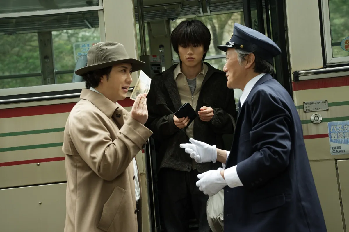 尾上松也版・金田一耕助、奥智哉演じる辰弥と“ちゃっかり”同乗　映画『八つ墓村』本編映像解禁