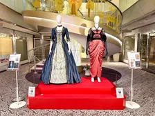 【大阪】梅田・阪急17番街で「宝塚歌劇衣装展」開幕　螺旋階段モチーフの装飾も【展示衣装など見どころ】