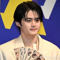 鈴鹿央士、自身の顔が印刷された疑似紙幣を懐へ　ちゃめっ気たっぷりににやり