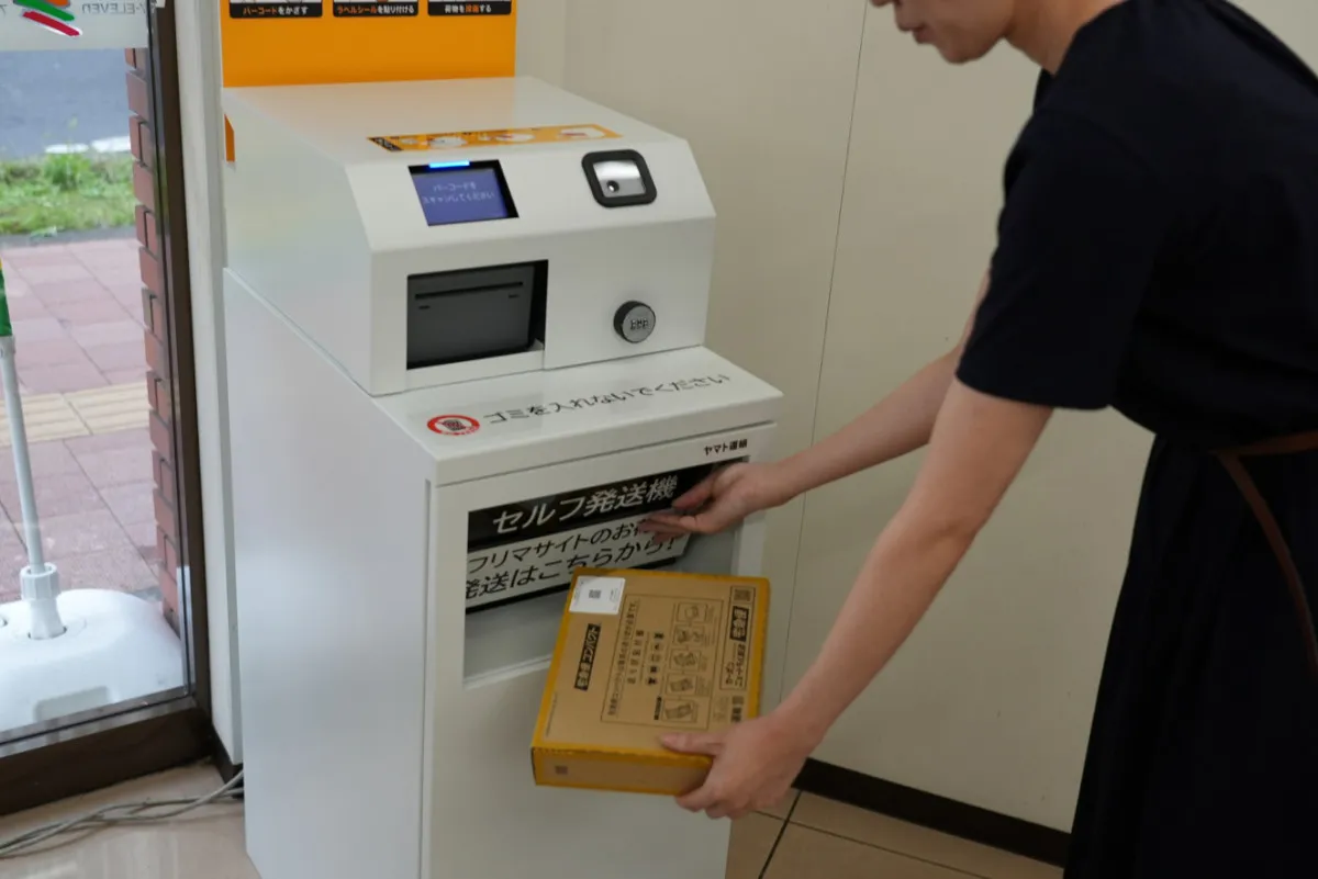 セブン-イレブン、セルフ発送機の導入を発表　宅配便受付のうち8割がフリマ関連　待ち時間に課題→10秒程度で完了へ