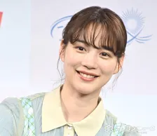 のん、“くるくるパーマ”の私服ショットを公開　アンニュイな雰囲気でファン魅了「パーマとっても素敵」「お似合い！」