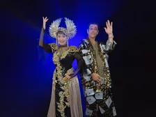 ピコ太郎×小林幸子、AI×実写の異色MV公開「幸子さん、とても可愛かったピコ！」