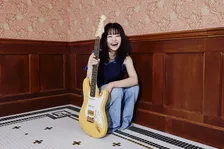 人気ギタリスト・弓木英梨乃、初のシグネイチャーギター発売　こだわりのイエローをまとったストラトキャスター