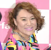 バービー、“築160年の古民家”で長女2歳の誕生日を祝福　家族3ショットを公開「おしゃれでかわいい」「あぁ、いい笑顔」