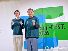 吉田鋼太郎＆八木莉可子、ファミマ新ユニフォームを自由に着こなし　八木の”珍提案”に吉田「採用しません」