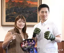 【RIZIN】大阪の吉村洋文知事、総合格闘技のグローブ着用　女子第一人者・RENAと対峙