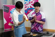 中島健人、人生初のお好み焼き作りに挑戦　無茶ぶりにも“ケンティー節”全開