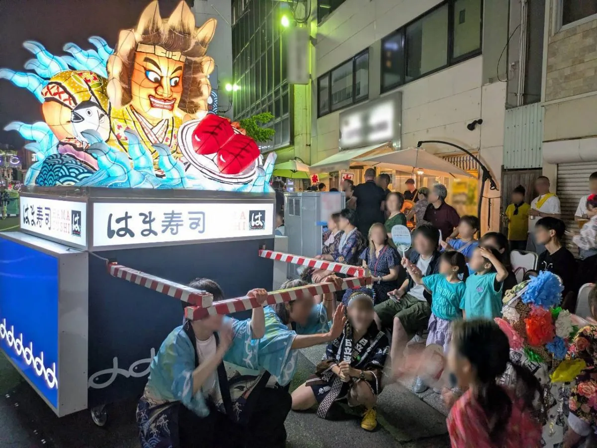 はま寿司、「青森ねぶた祭」で“オリジナルねぶた”を初運行