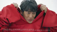 反町隆史、『GTO』現場で自分の年齢に驚き　巨大パーカーで家電実験に挑戦する新CM公開