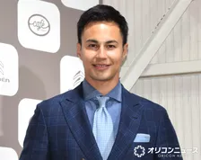 4児の父・ユージ、夏休みの子どもたちと自宅リビングで野球対決　広々とした室内に驚く声「すごい」「しかし広い家」