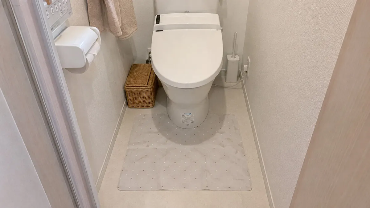 ほかの洗濯物と一緒に洗うのは嫌悪感…”捨てるだけ”のトイレマットが便利すぎた「介護や子育てにも良さそう」