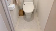 ほかの洗濯物と一緒に洗うのは嫌悪感…”捨てるだけ”のトイレマットが便利すぎた「介護や子育てにも良さそう」