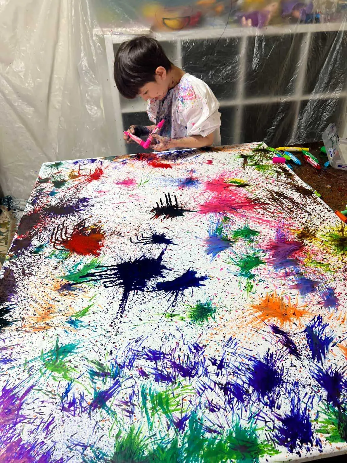 重度知的障害の少年画伯、自閉症の少年画家が描く絵に「なぜか引き込まれる」　絵で伝えられる心の声に寄り添う家族たち