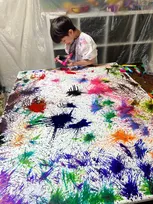 重度知的障害の少年画伯、自閉症の少年画家が描く絵に「なぜか引き込まれる」　絵で伝えられる心の声に寄り添う家族たち