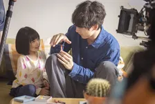 坂口健太郎、倉田瑛茉と“あっち向いてホイ”　『私はあなたを知らない、』ほっこりメイキング映像