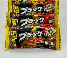 「ちょっとだけアイス食べたい時に良さそう」材料2つでできる、ブラックサンダーアイスの直パケレシピ