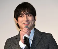 坂口健太郎、6歳・倉田瑛茉のサプライズにデレデレ　エスコート失敗に照れ笑い
