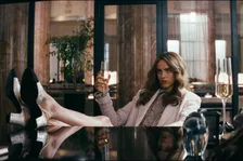 マーガレット・クアリー、“タフなヒロイン”から一転して魔性の女に　新作の場面写真公開