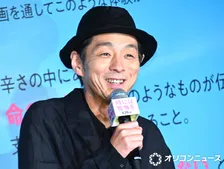 宮藤官九郎、自前の“貧相な上半身”褒められ苦笑い　監督もいじり「誰も憧れない裸だと（笑）」