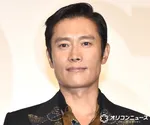 イ・ビョンホン、愛娘と手つなぎの“パパ姿”に反響　家族を優しく見守る姿に「遠くからでもオーラが…」の声