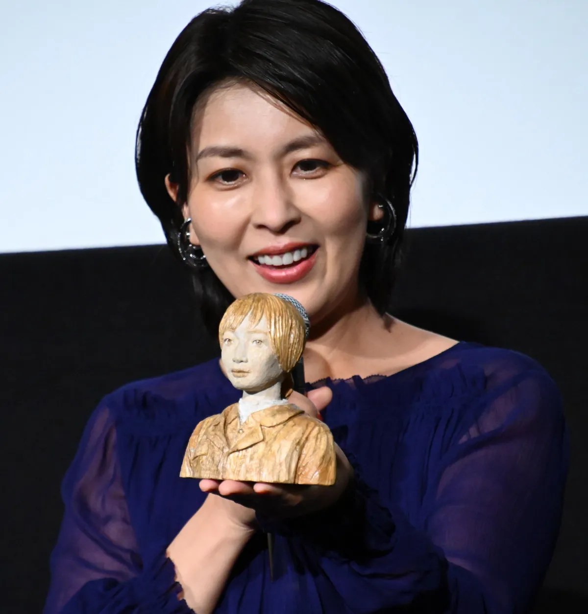 松たか子、自身がモデルの“彫刻”に大喜び　YouTuber風に紹介するお茶目な姿も